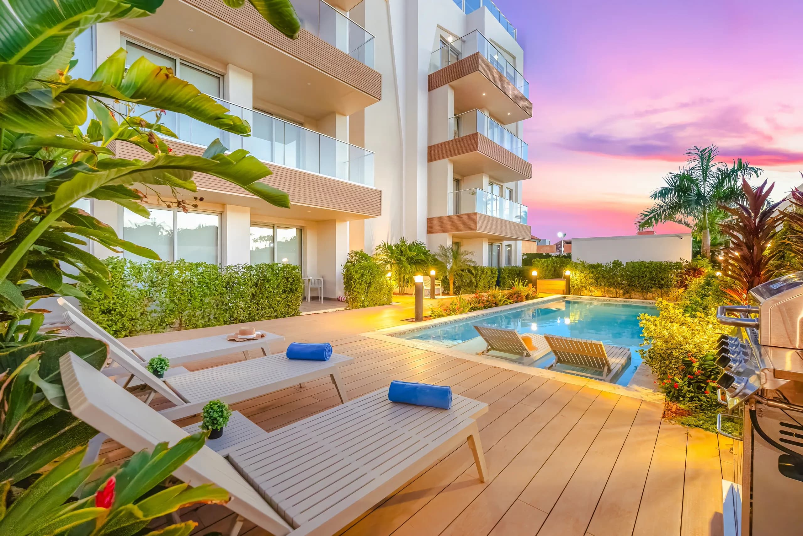 Beachside Aruba suites with pool at sunset in Palm Beach
